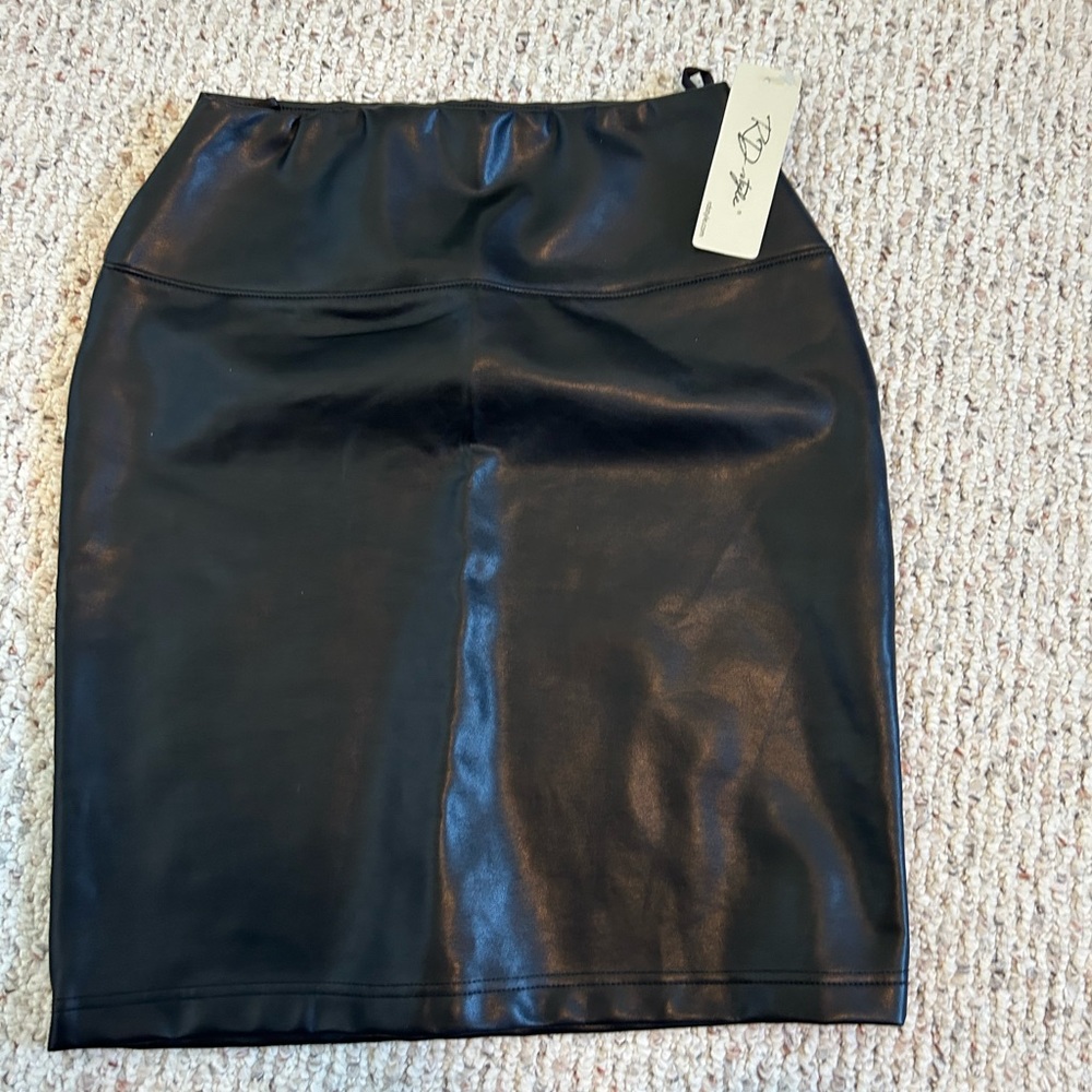 Black vegan leather skirt - NWT - size L